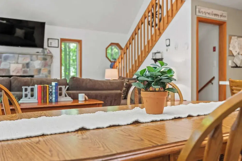 Lake + Pool Access, Game Room, Firepit, Deck Tawny and Peaceful by Avantstay