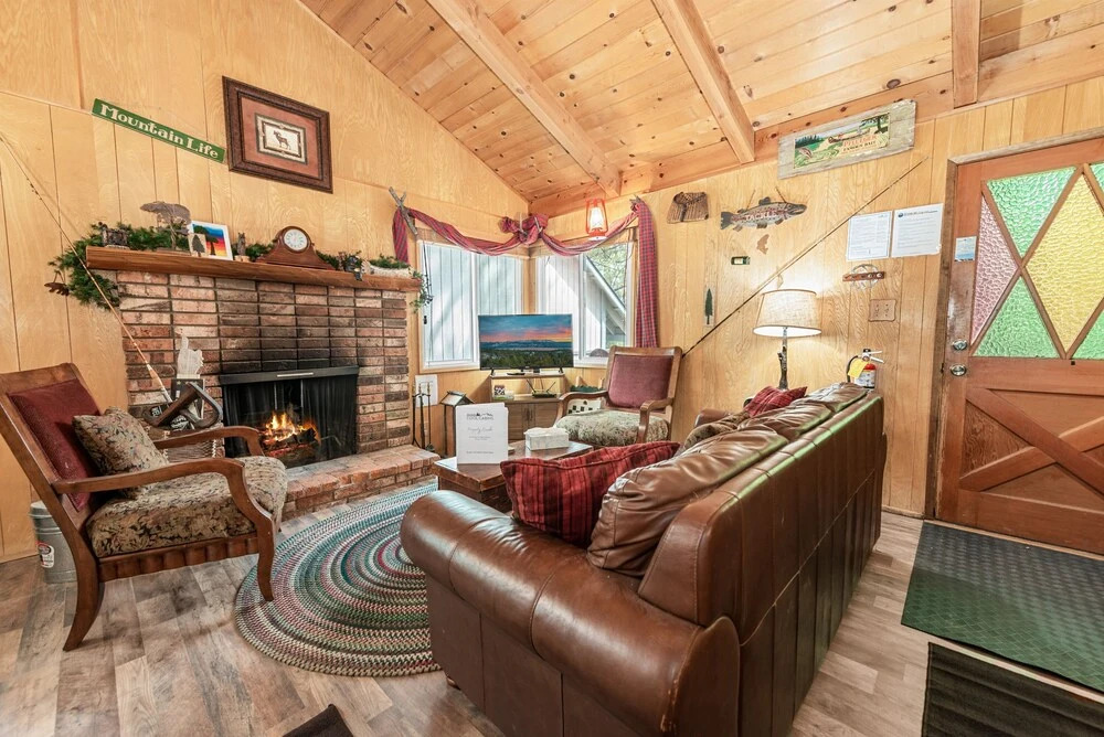 Knotty Pine Chalet - 2br/1ba/walk To Lake And Village/fireplace/wifi/smarttv/barbeque/fencedyard 2 Bedroom Chalet