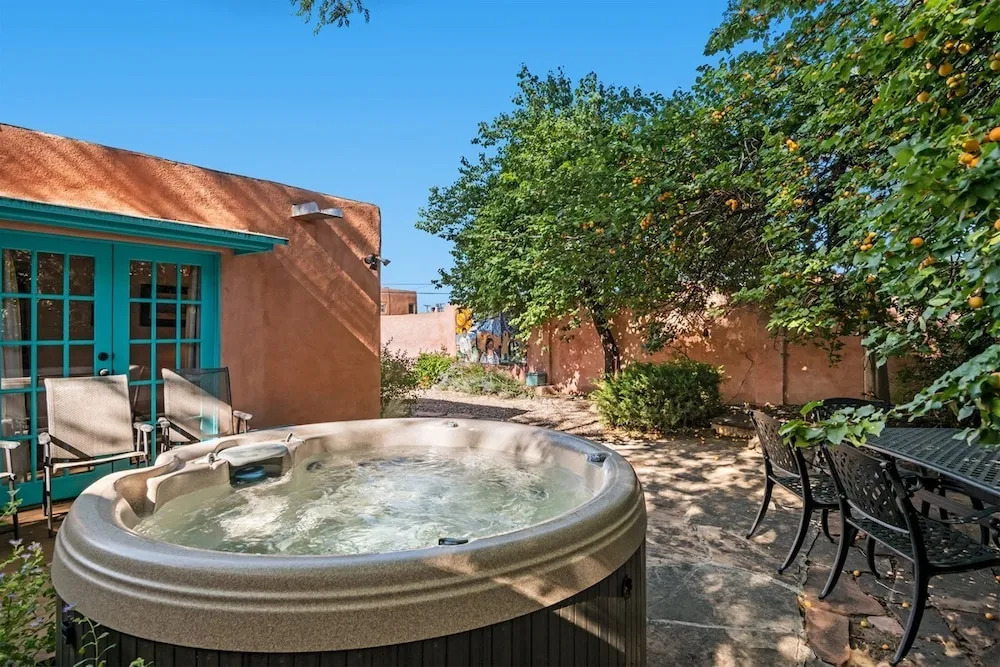 Amor - Historic Adobe in the Heart of The Railyard and Downtown Santa Fe, Hot Tub