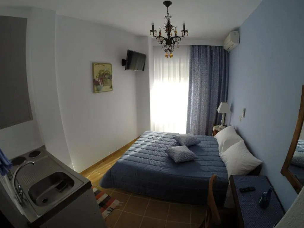 Akrotiri Hotel