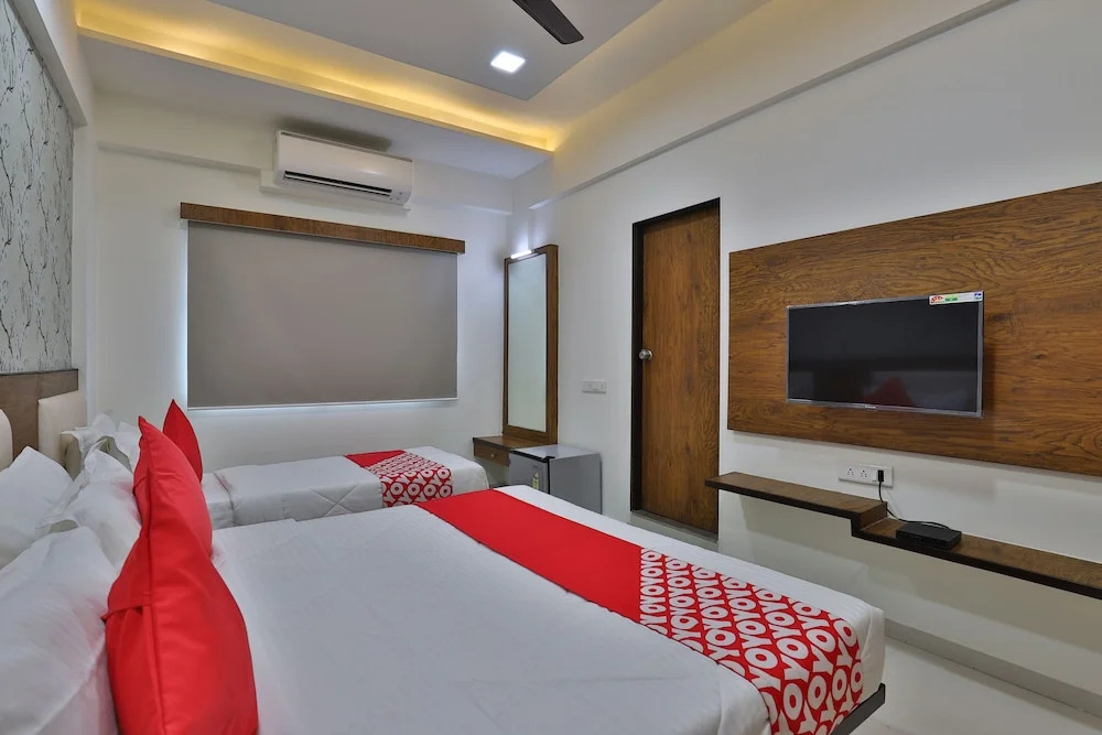 OYO 27930 Hotel Dev Palace