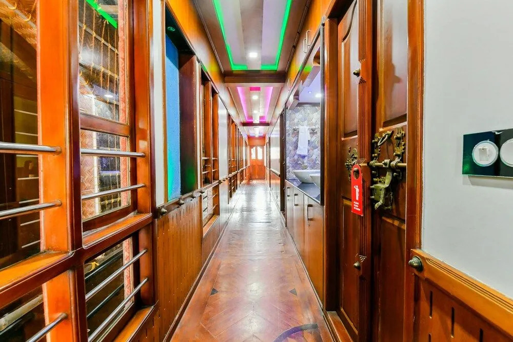 OYO 23210 KHBO Diamond Sharing Houseboat