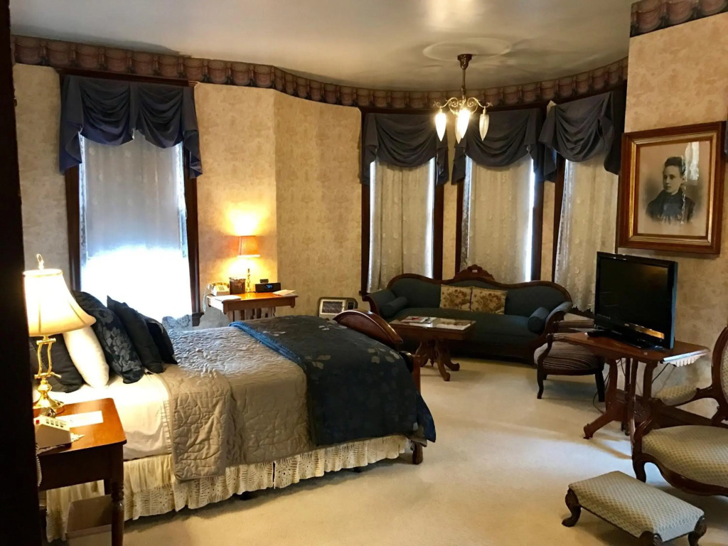 The Redstone Inn and Suites