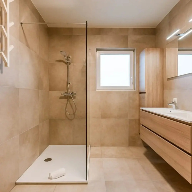 Spacious Getaway Close to the Beach and Airport
