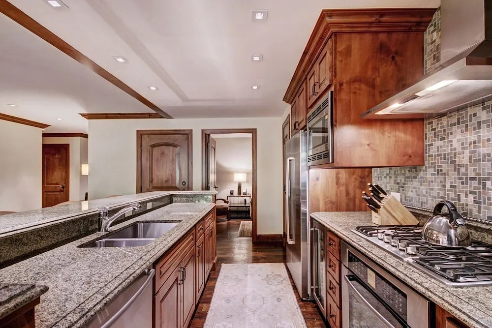 Luxe 2BR+Den Ritz-Carlton Residence Quiet Location by RedAwning