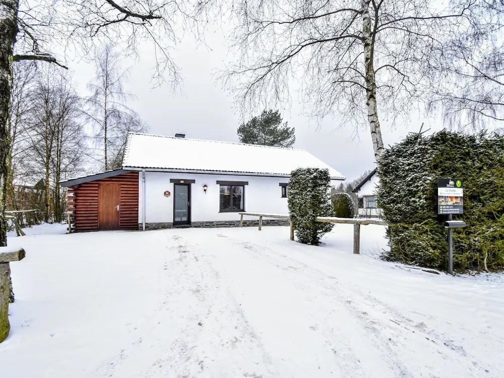 Cozy Holiday Home in Wooded Surroundings