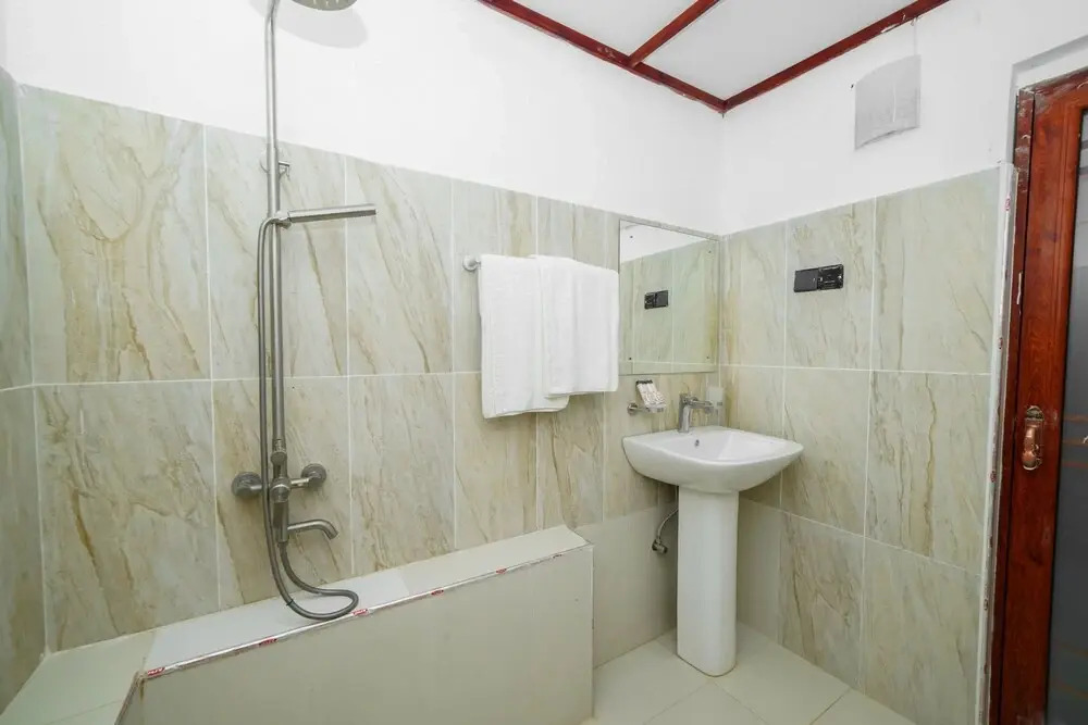 OYO 575 White Rose Residence