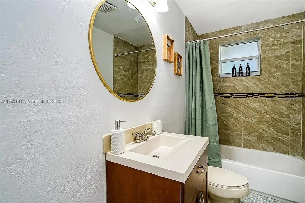 Sun-kissed Retreat: Poolside And Beach Nearby! 4 Bedroom Home by RedAwning
