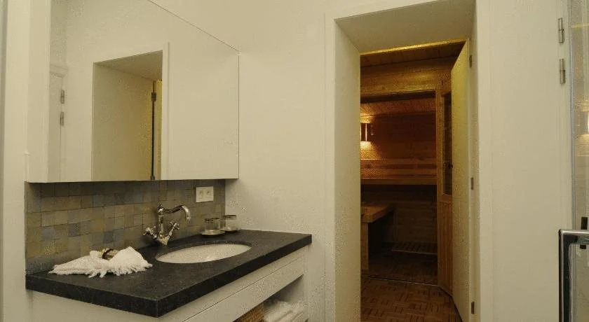 B&B Belrose Luxury