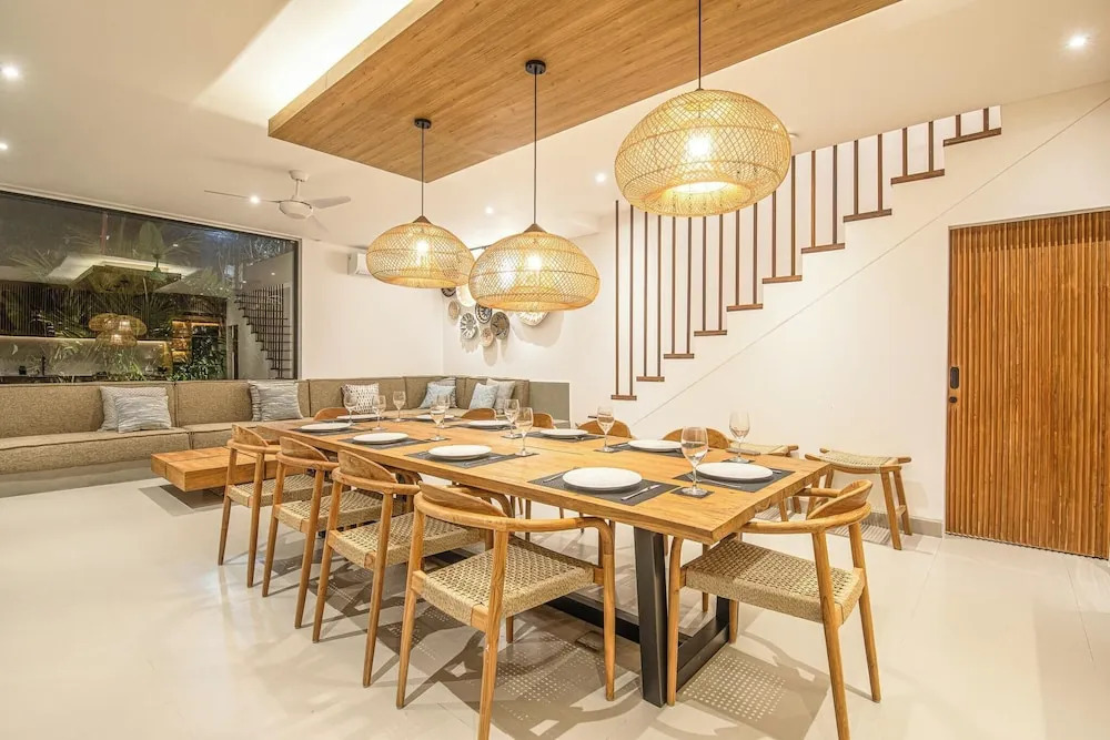 Luxury 5BR Retreat, 400m to Café Del Mar