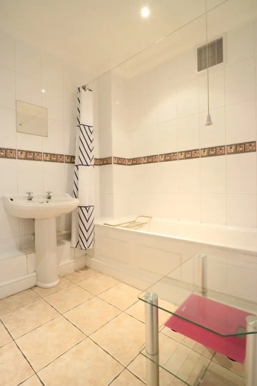 2 Bedroom Flat Near Angel