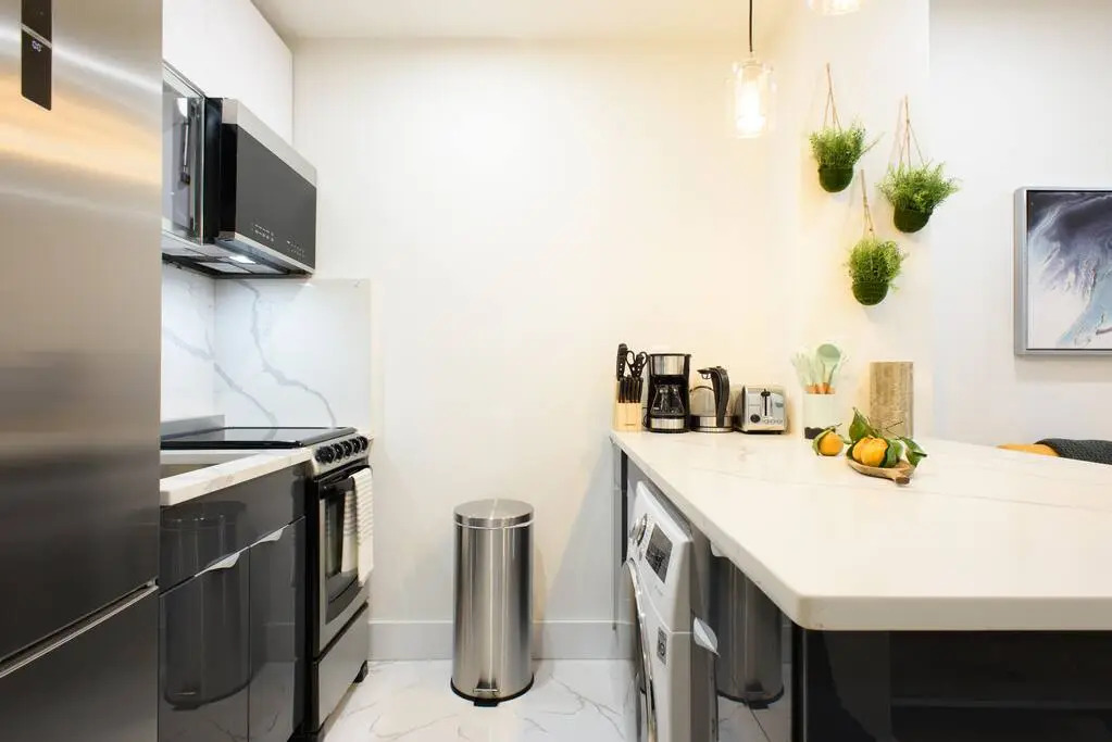 1597-9 Renovated Studio Prime UES WD in Unit