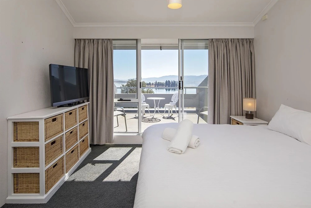 Horizons 420 Lake Jindabyne Waterfront