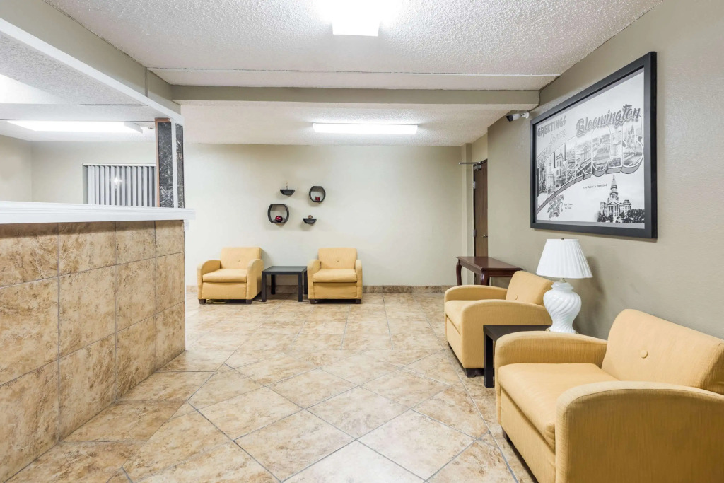 Super 8 by Wyndham Bloomington Normal