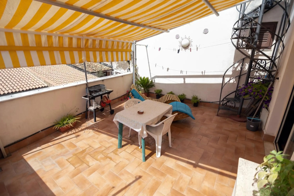Sunny loft with terrace and A/C in the city centre