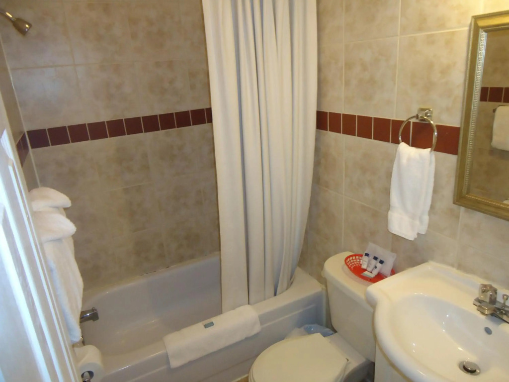 Bayside Inn & Waterfront Suites