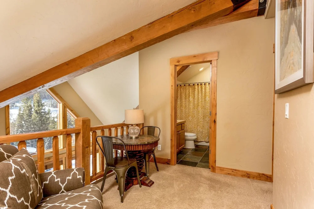 New Listing! Upscale W/ Private Hot Tub 5 Bedroom Townhouse