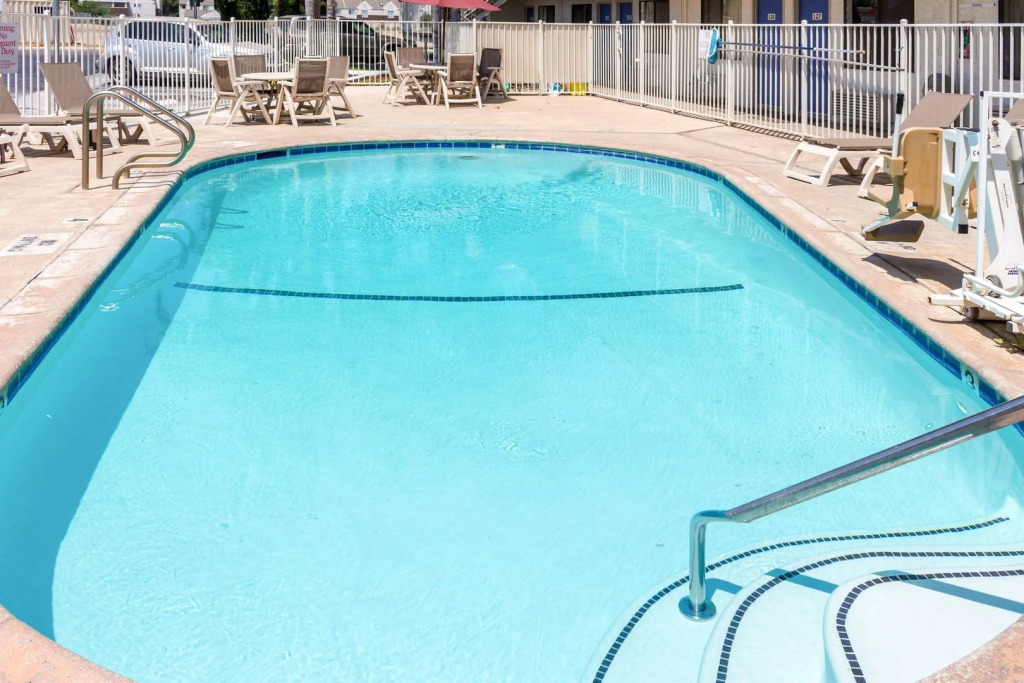 Motel 6 Bakersfield, CA - Convention Center