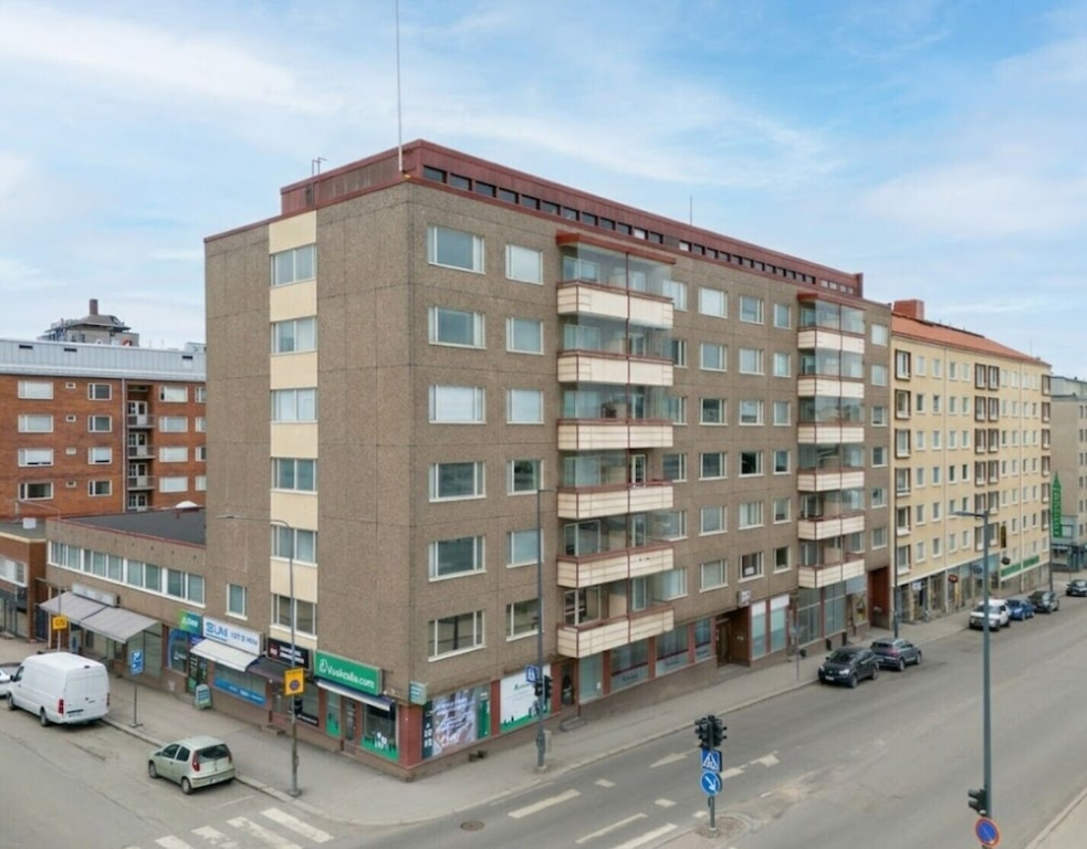 1BR Apt and Balcony next to Railway Station