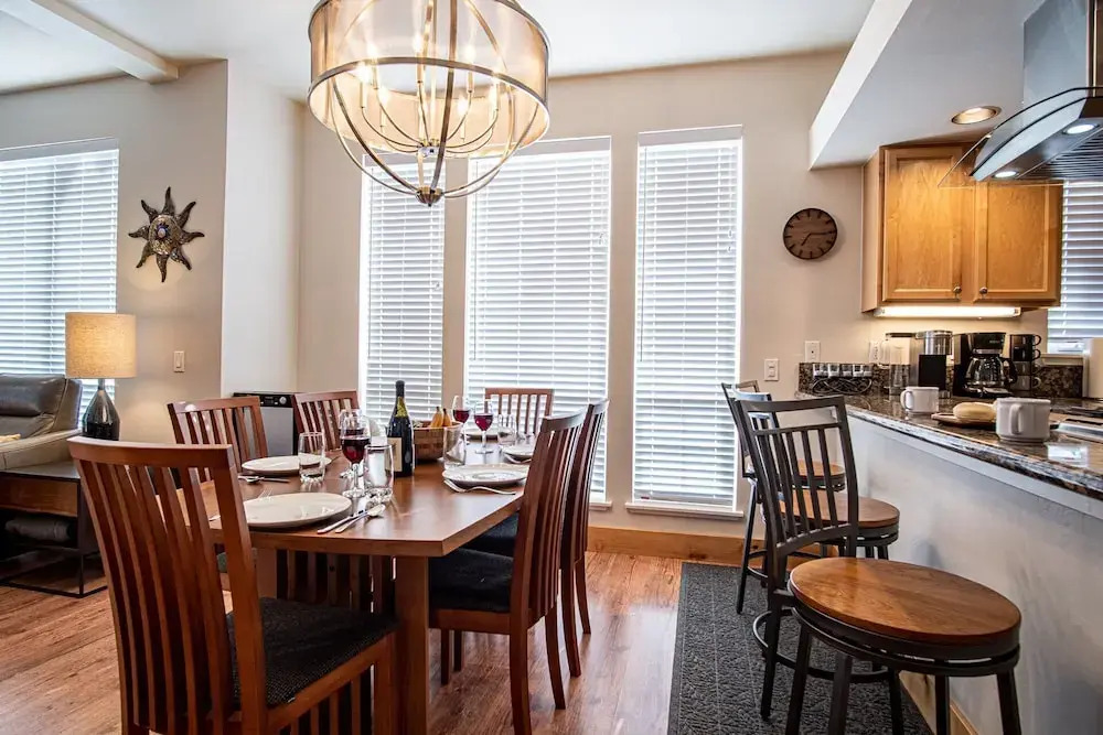Snow Star Skylight - 3BD 3BA - Hot Tub, Gym, Walk to Ski!