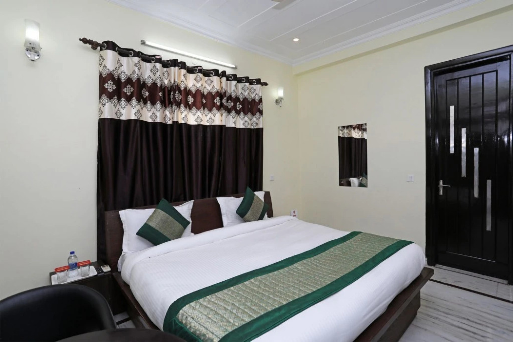 Oyo 11606 Hotel Diplomat Residency