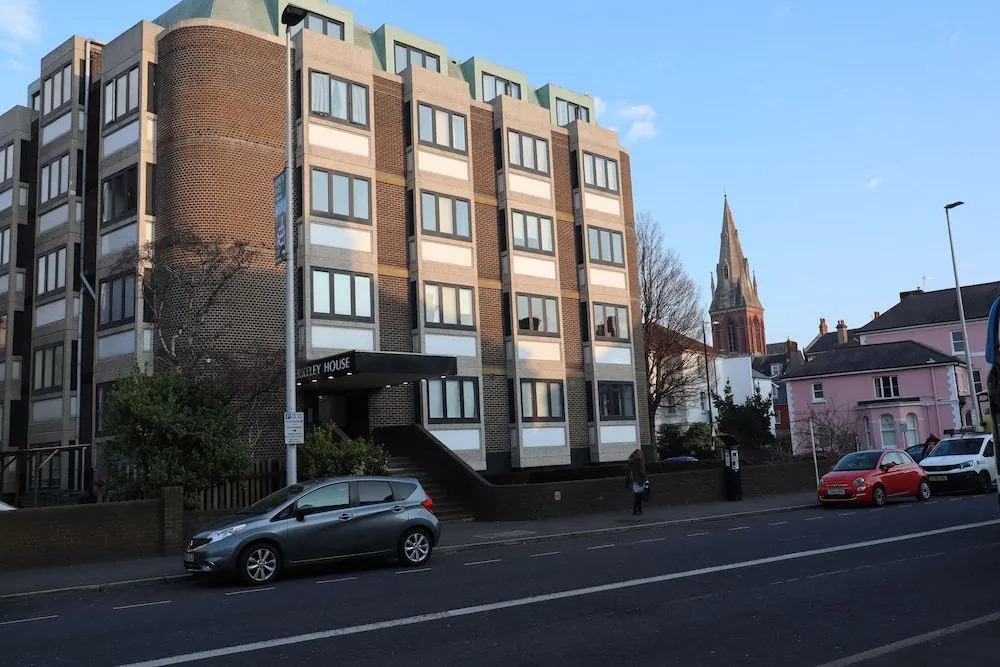 Crescent Apartment