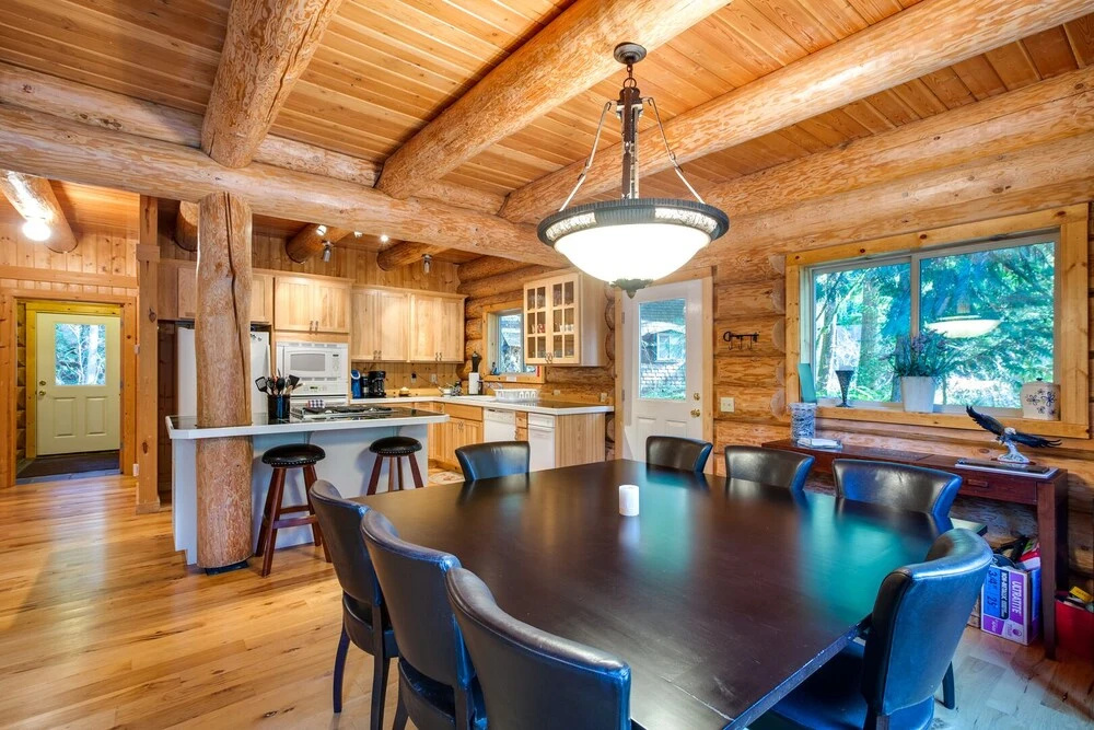 Snowline Cabin #33 - A Stunning Family Log Home With a Hot Tub and Wifi!