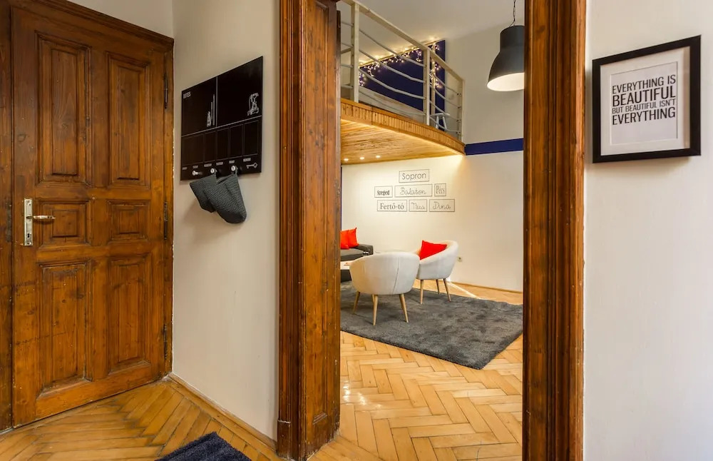 Jokai 3 Apartment