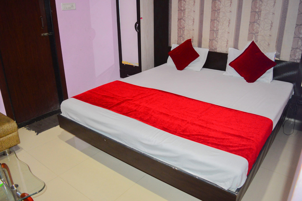 Hotel Royal Palace - 150 Meters from Mahakal Temple