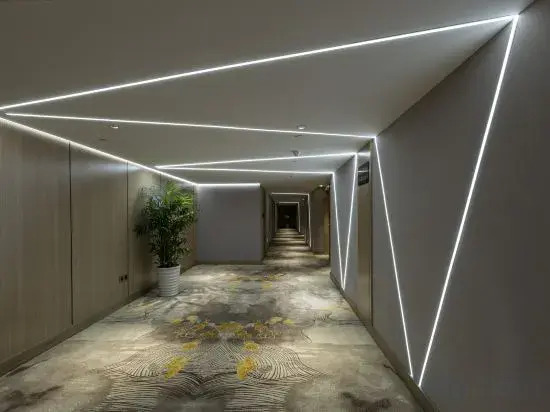 Linhai Huaxuan Hotel (Duqiao Baolong Square Branch)