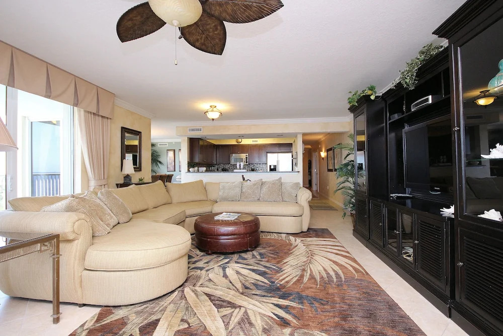 Heron 603 - 3 Br condo by RedAwning