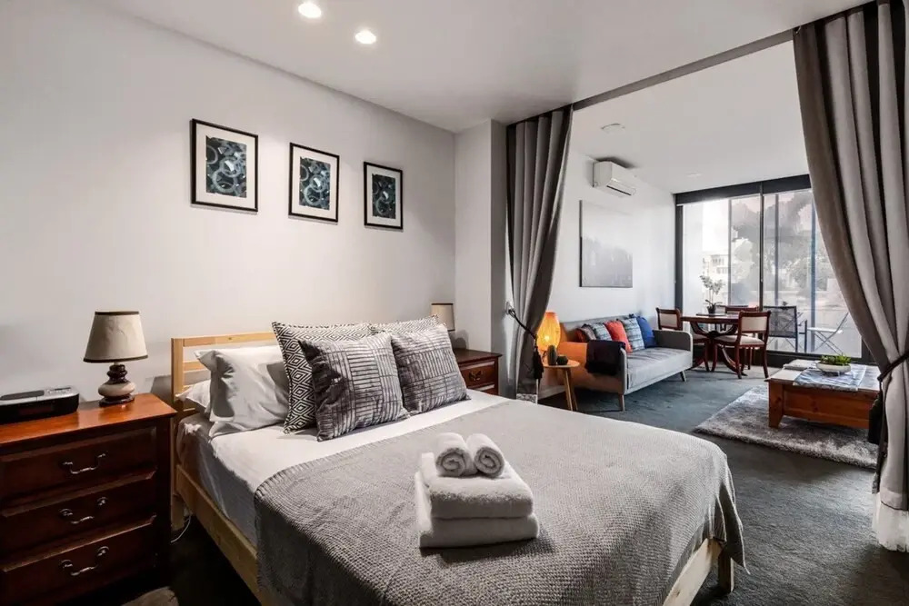 1 Bedroom Apartment in Prahran with Balcony