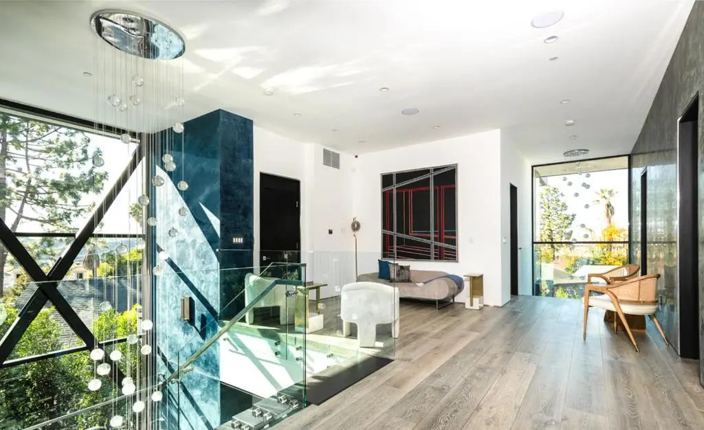 Sophisticated Modern Retreat in Bel Air