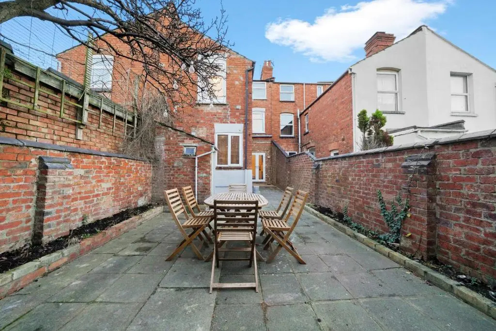 5 Bedroom House with Free Parking, Garden, Super Fast Wifi, Smart TVs with Virgin TV and Netflix by Yoko Property