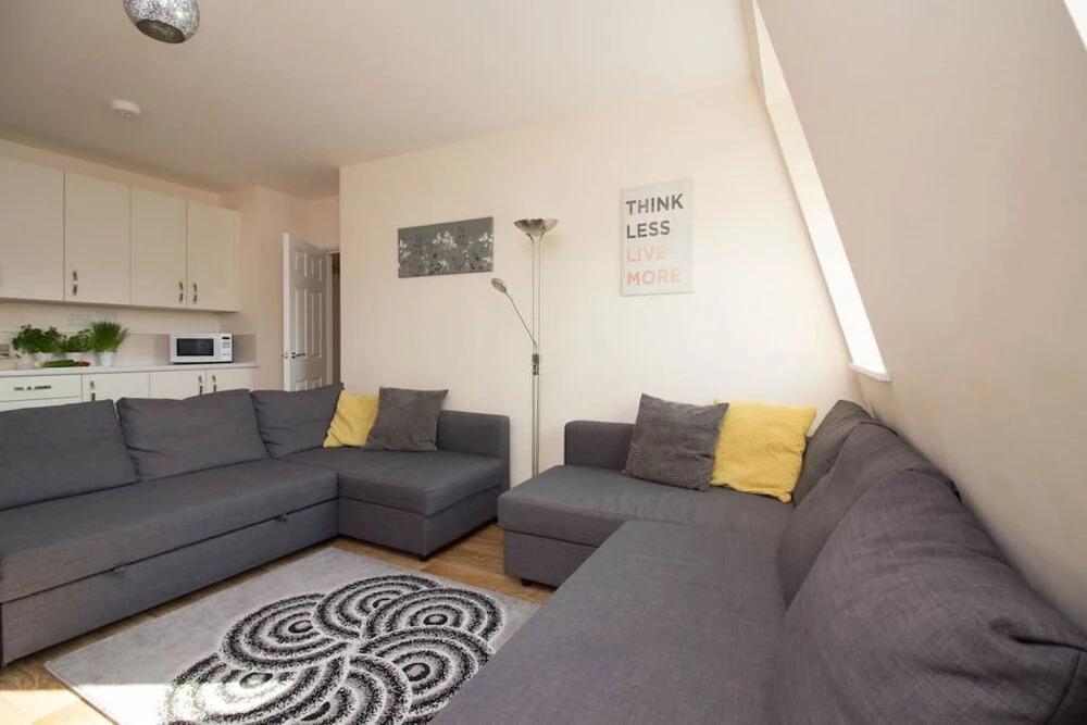 Stayzo Castle Penthouse 17 - A Clean Fresh Modern Apartment With Free Wi-fi