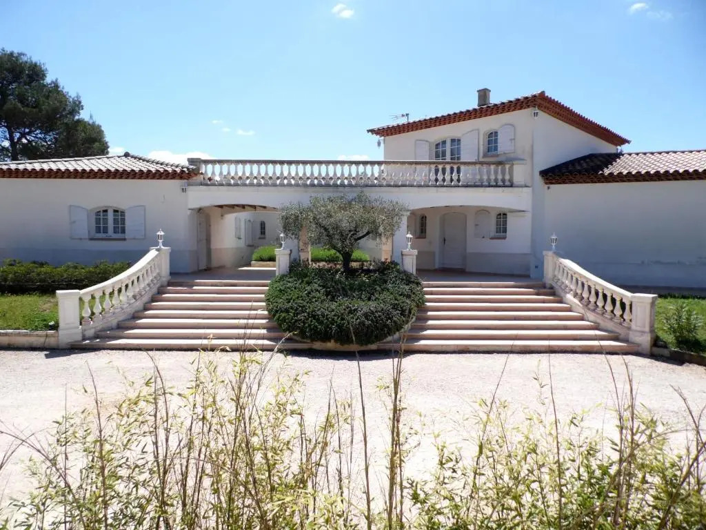 Villa 342 m2 classée 4 étoiles sur 1 ha - Provence
