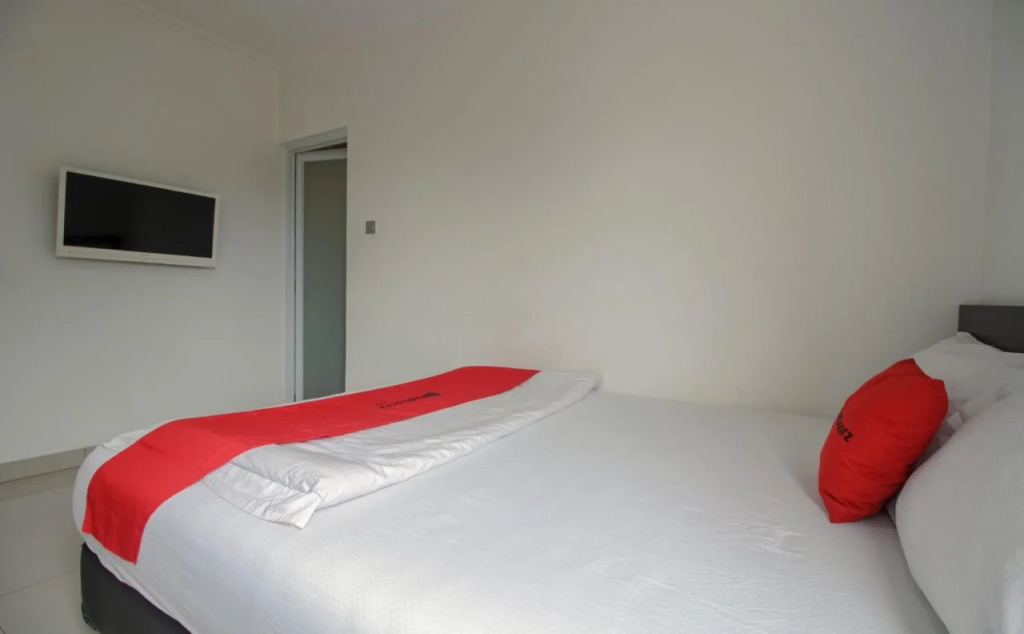 RedDoorz Near Bangka Trade Center 2
