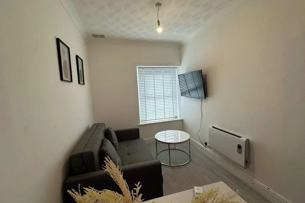Stylish 1 Bedroom Flat Near Bridgend Town Centre