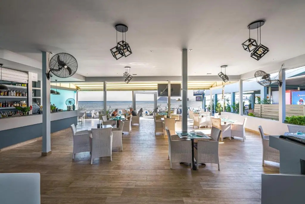 Boulevard Studio 10 with side sea view