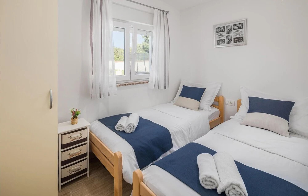 Amazing Home in Banjole With Wifi, 2 Bedrooms and Outdoor Swimming Pool