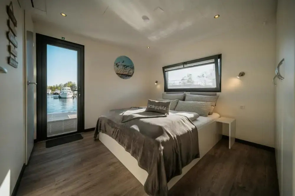 Havel Houseboat Serenity