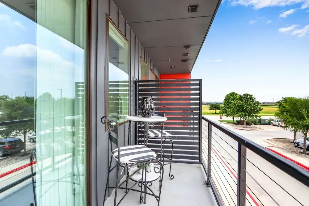 Chic Condo Minutes to Downtown, Gruene, & More