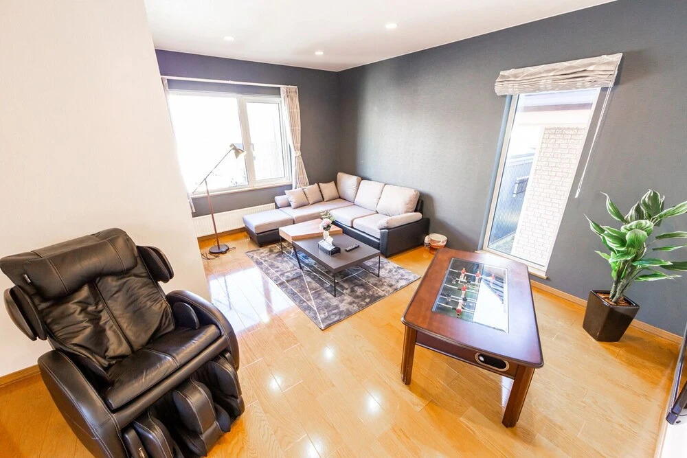 THE WORLDWIDE HOUSE