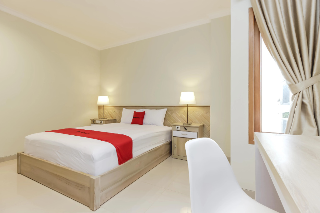 RedDoorz Premium near Ragunan Zoo 2