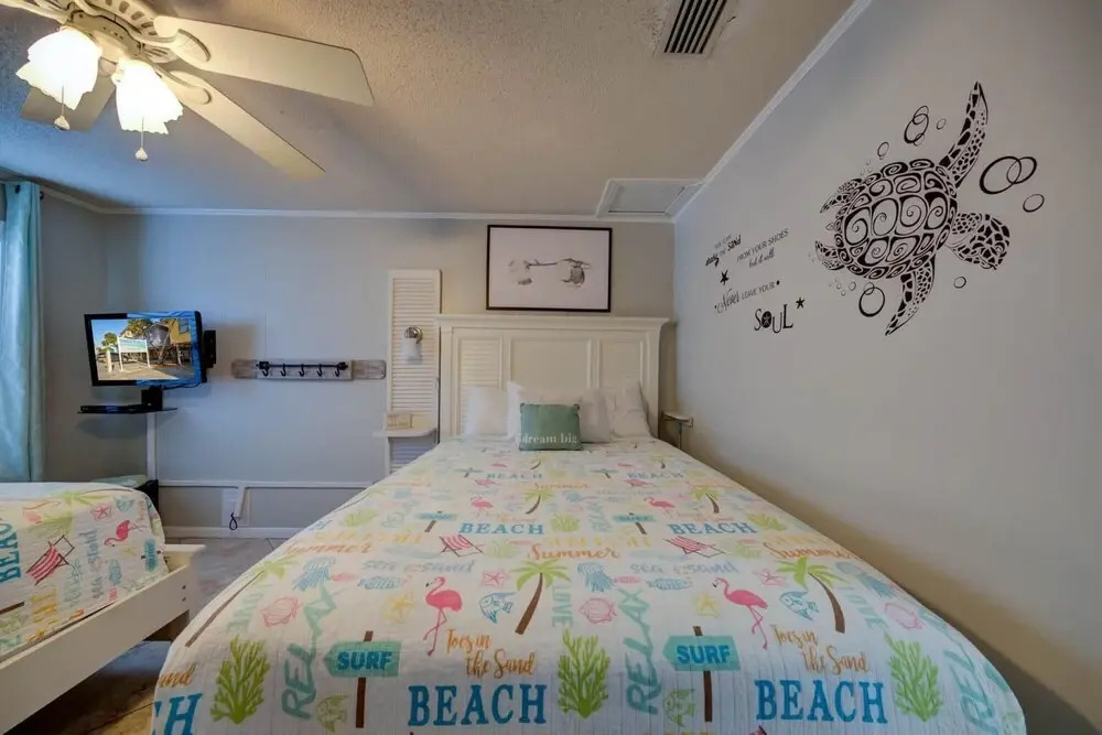 Adorable Condo Directly Across the Street From Beach With Pool and hot tub