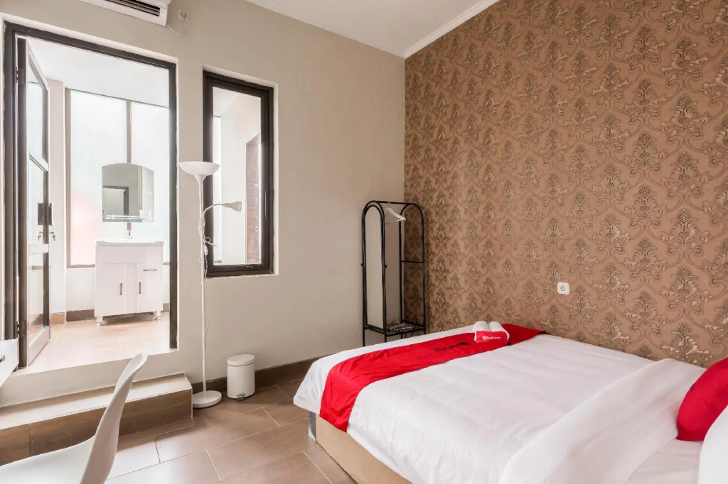 RedDoorz near Grand City Mall 2