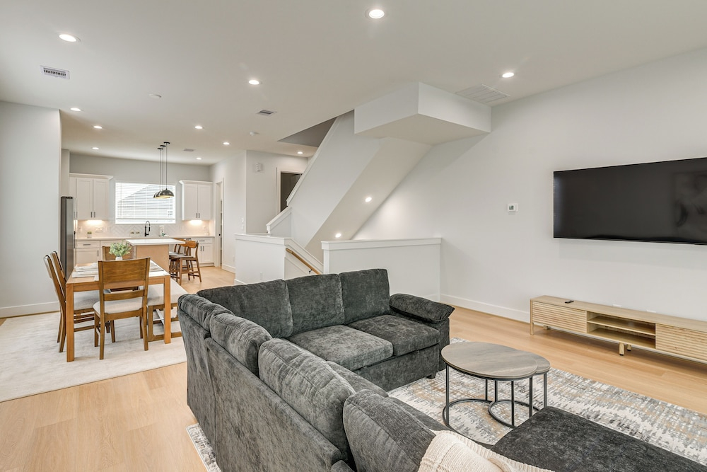 Sleek & Spacious! Prime Houston Home Near NRG