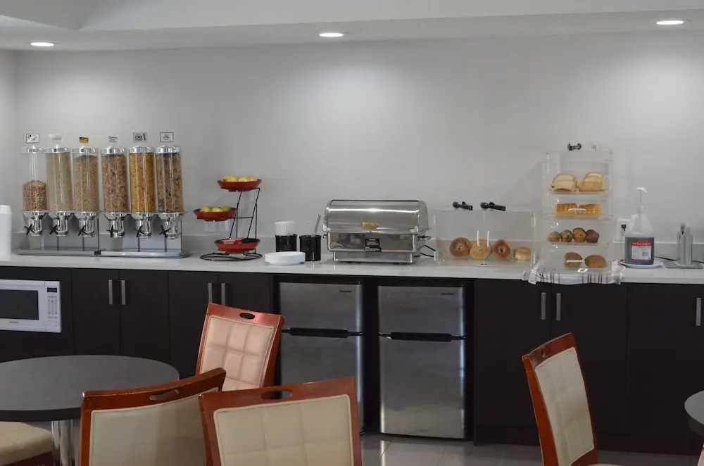 Econo Lodge Inn & Suites