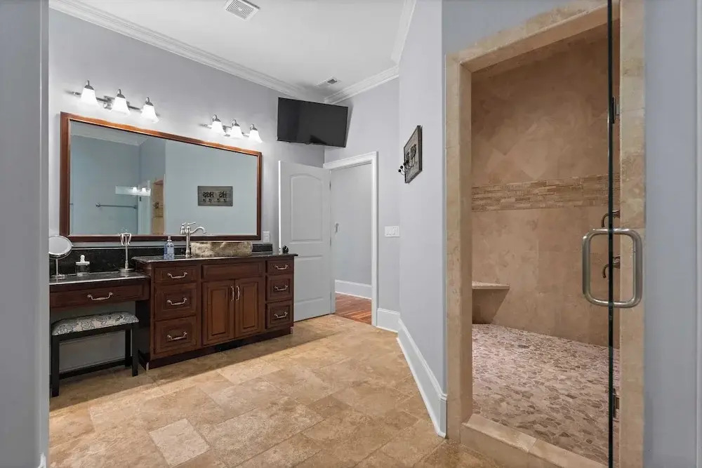 Flip Flop Therapy by Avantstay Lakefront Home w/ Game Room & Dock Access