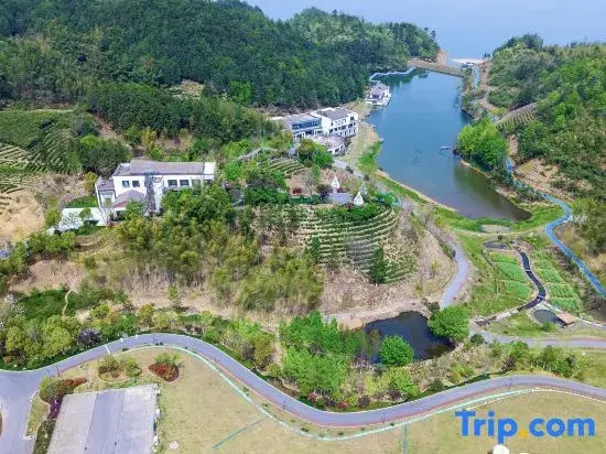 Xishe homestay by Mount Huangshan Lake